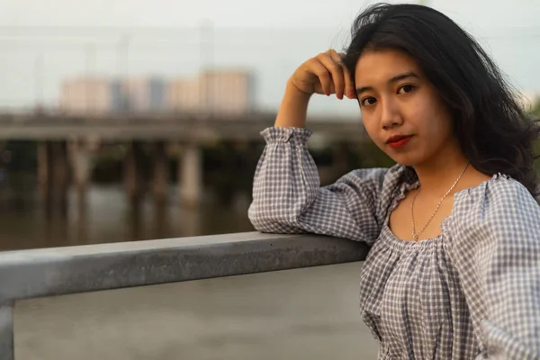 Une Femme Asiatique Attrayante Posant Sur Pont — Photo