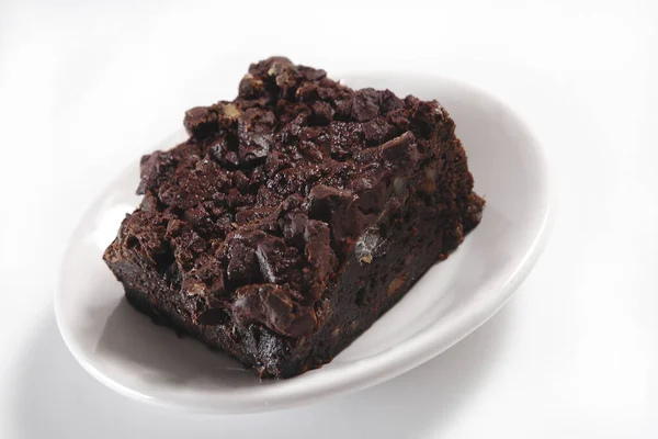 Uma Foto Close Brownie Com Chips Chocolate Placa Branca — Fotografia de Stock