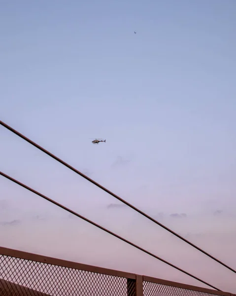 Tiefflug Aufnahme Eines Hubschraubers Bei Sonnenuntergang Durch Kabel Gesehen — Stockfoto