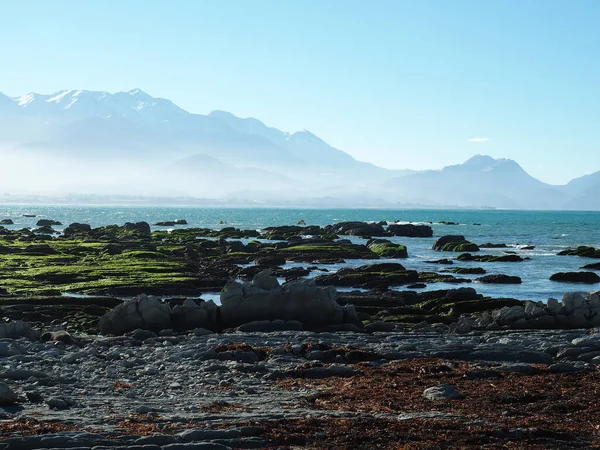 背景上是一座多雾的山 是岩石海岸的风景画 — 图库照片