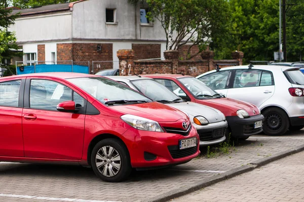 Poznan Polonia Junio 2017 Toyota Yaris Coche Rojo Estacionado Entre — Foto de Stock