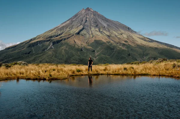 Young Male Standing High Mountain Lake Egmont National Park North — Stock Photo, Image