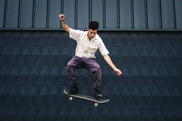 Young Caucasian Man Doing Tricks Skateboard Skate Park — Stock Photo, Image