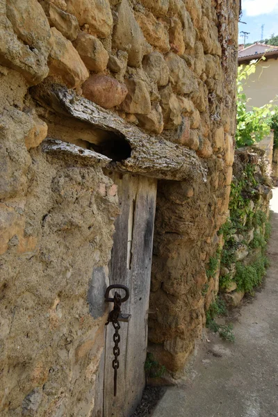 Tiro Vertical Uma Porta Velha Uma Parede Tijolo Resistida — Fotografia de Stock