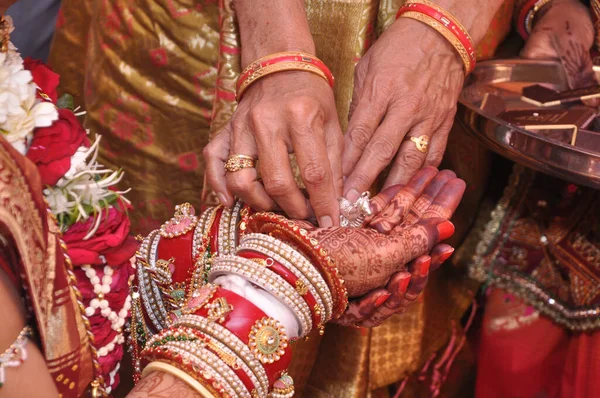 伝統的な儀式の間のインドの人々の手の閉鎖 — ストック写真