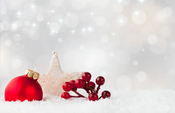 赤いクリスマスの飾りとホリー低木の果実 雪の表面の白い星 — ストック写真