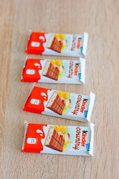Poznan Poland Mar 2016 Kinder Country Chocolate Bars Wooden Background — Stock Photo, Image