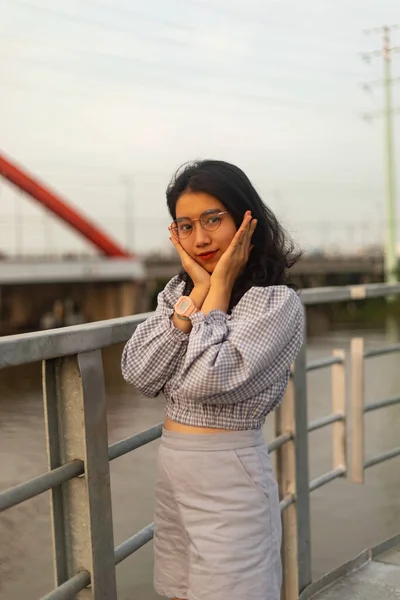 Tiro Vertical Uma Jovem Mulher Asiática Óculos — Fotografia de Stock