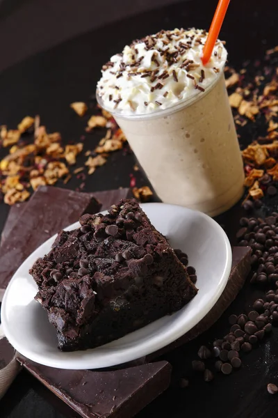 Colpo Verticale Brownie Con Gocce Cioccolato Accanto Cappuccino Con Panna — Foto Stock