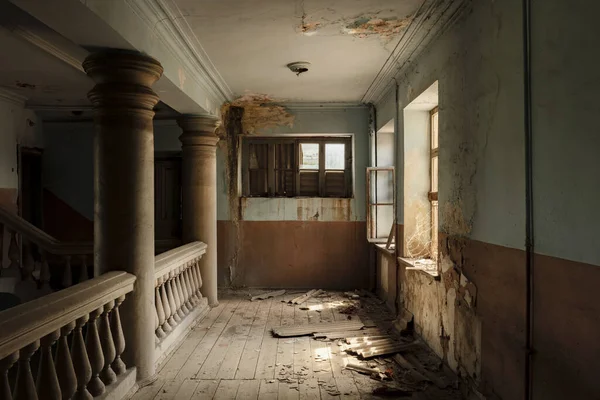 Egy Elhagyatott Elhagyatott Grúz Kultúrház Erkélye — Stock Fotó