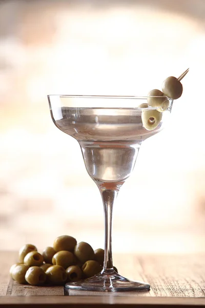 Eine Vertikale Aufnahme Eines Glases Martini Mit Grünen Oliven Auf — Stockfoto