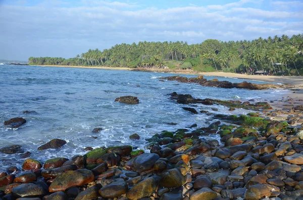 Vacker Natur Klippformationer Stranden Med Stänk Havsvågor Bakgrunden — Stockfoto