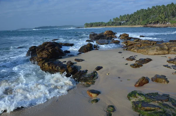 Beau Paysage Formations Rocheuses Sur Plage Avec Des Éclaboussures Vagues — Photo