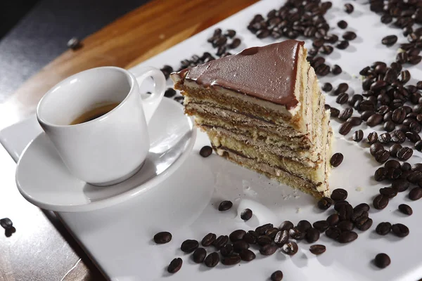 Una Deliziosa Torta Pasticceria Con Una Tazza Espresso Sul Piatto — Foto Stock