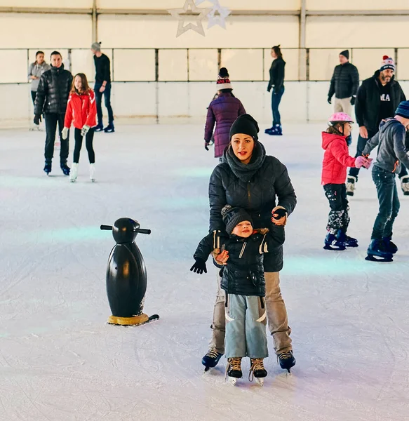 Poznan Polonia Diciembre 2017 Gente Patina Sobre Hielo Frío Día — Foto de Stock