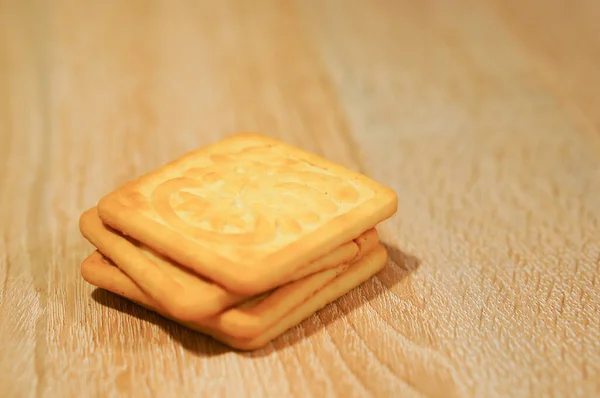 Een Close Shot Van Koekjes Houten Tafel — Stockfoto