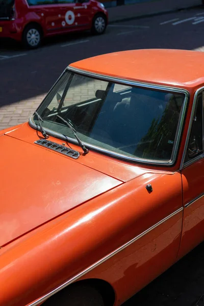 Plan Vertical Une Vieille Voiture Orange Dans Les Rues Amsterdam — Photo