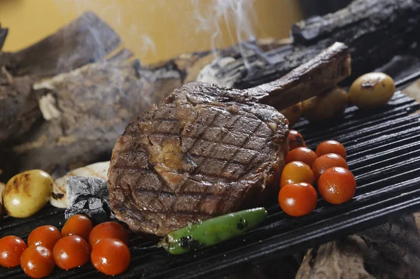 Selektywny Strzał Ostrości Pysznego Grillowanego Steku Tomahawk Serwowanego Pieczonymi Chiles — Zdjęcie stockowe