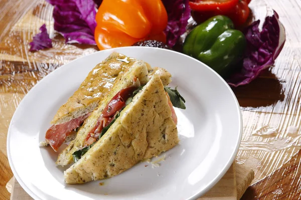 Eine Nahaufnahme Von Brot Sandwich Mit Serrano Schinken Spinat Und — Stockfoto