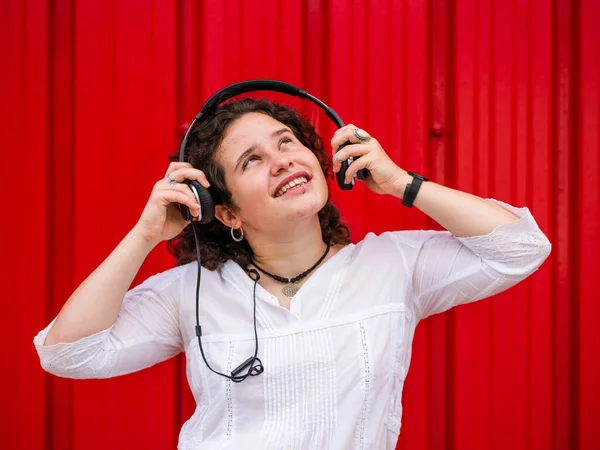 Uma Mulher Caucasiana Alegre Ouvindo Música Com Fones Ouvido Fundo — Fotografia de Stock