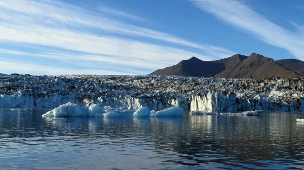 Široký Záběr Ledovce Vzdálenými Horami Čisté Obloze — Stock fotografie