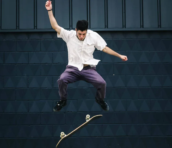 Mesmerizing Shot Young Attractive Skateboarder Doing Jump Trick — Stock Photo, Image