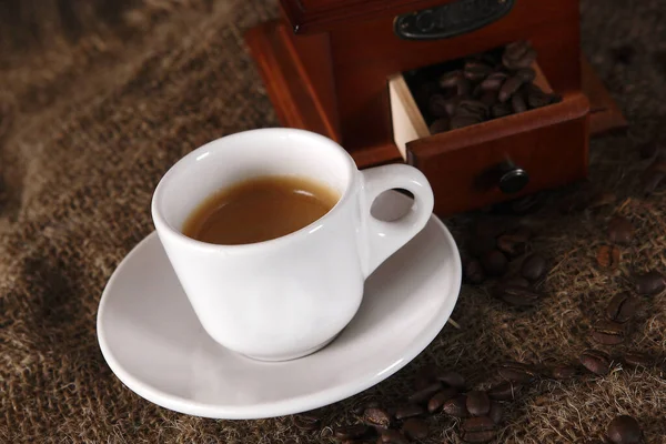 Ein Erfrischender Schwarzer Kaffee Der Weißen Tasse — Stockfoto