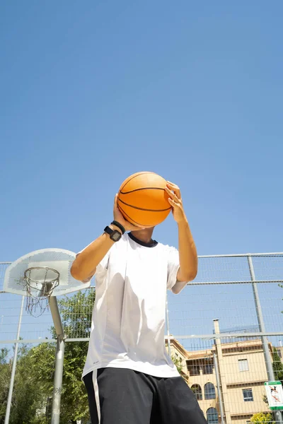 Uma Foto Vertical Adolescente Afro Jogando Bola Para Cesta Campo — Fotografia de Stock