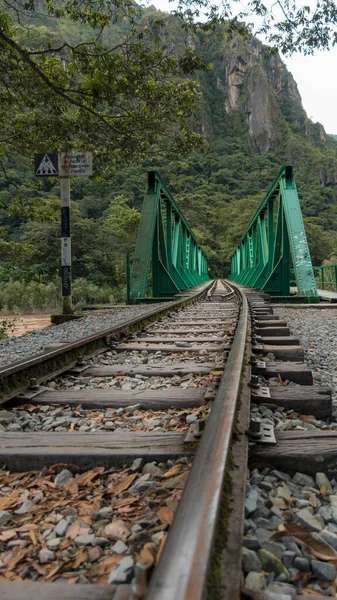 Una Toma Vertical Las Vías Del Tren Que Conducen Través —  Fotos de Stock