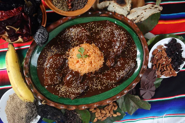 Close Delicioso Frango Coberto Molho Toupeira Com Arroz Torno Nozes — Fotografia de Stock