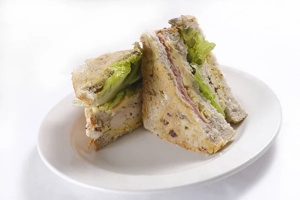 Eine Nahaufnahme Von Einem Leckeren Sandwich Mit Schinkenkäse Und Salat — Stockfoto