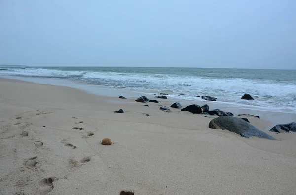 Beautiful Scenery Rock Formations Beach Splashing Sea Waves Background — Stock Photo, Image