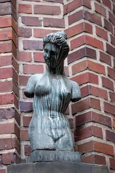Eine Vertikale Aufnahme Einer Frauenstatue — Stockfoto