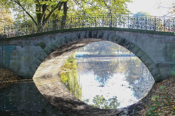 Beau Cliché Vieux Pont Sur Étang Dans Parc — Photo