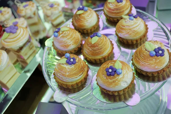 Una Toma Selectiva Cupcakes Colocados Una Mesa Bodas — Foto de Stock