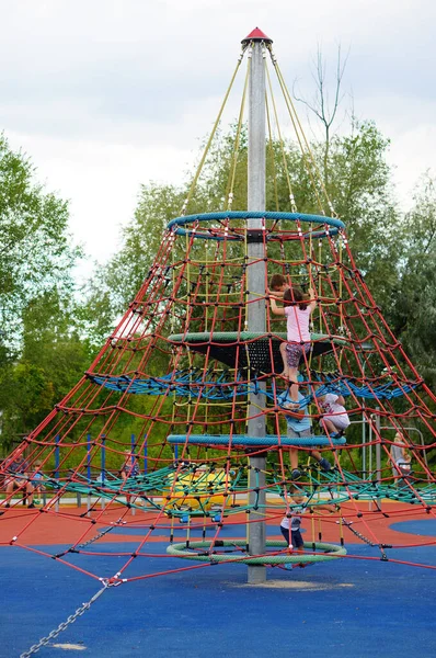 Poznan Polónia Abril 2017 Crianças Subindo Rede Colorida Equipamento Playground — Fotografia de Stock