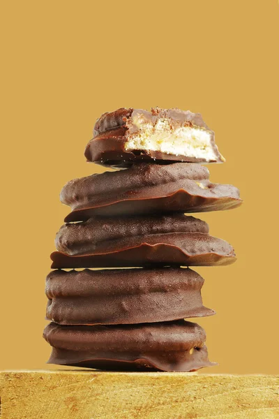 Egy Közeli Felvétel Finom Csokis Sütikről Egymás Tetején Sárga Háttérrel — Stock Fotó