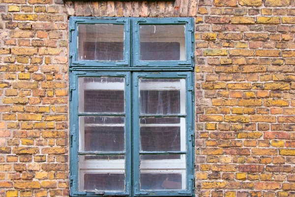 Primer Plano Una Vieja Pared Ladrillo Marrón Con Ventana Madera — Foto de Stock