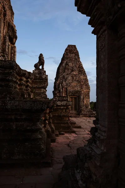 Een Adembenemende Opname Van Een Standbeeld Bij Angkor Wat Siem — Stockfoto