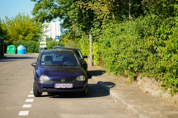 Poznan Polsko Července 2020 Zaparkované Auto Opel Corsa Parkovišti Keře — Stock fotografie