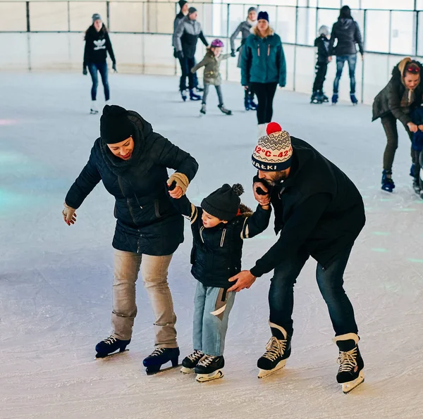 Poznan Polonia Diciembre 2017 Gente Patina Sobre Hielo Frío Día — Foto de Stock