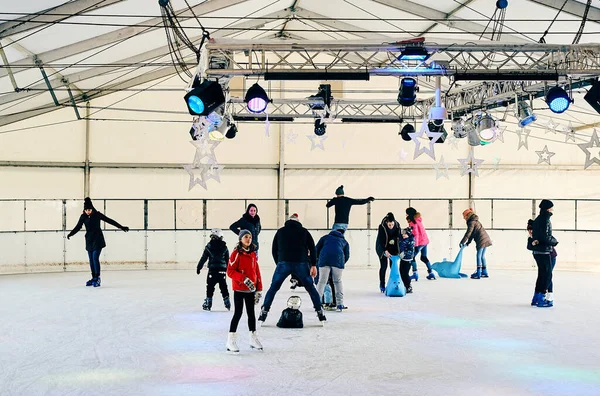 Poznan Polonia Diciembre 2017 Gente Patina Sobre Hielo Frío Día — Foto de Stock