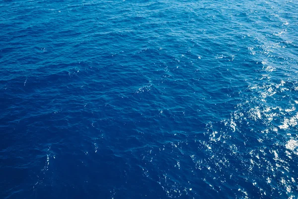 深い青色の波のクローズアップショット — ストック写真