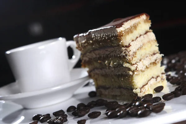 Крупный План Вкусного Сливочного Кофе Торта — стоковое фото