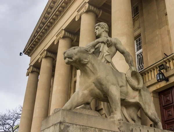 Poznan Polonia Abr 2017 Escultura Frente Edificio Del Gran Teatro —  Fotos de Stock