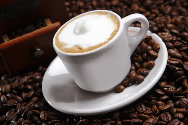 Zbliżenie Strzał Pyszne Gorące Kremowej Kawy Tłem Ziarna Kawy — Zdjęcie stockowe