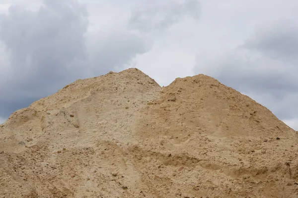 Uma Colina Areia Uma Área Construção Dia Nublado — Fotografia de Stock