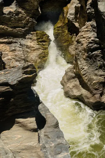 Tiro Vertical Uma Bela Cachoeira — Fotografia de Stock