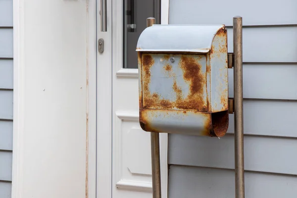 Nahaufnahme Eines Alten Rostigen Briefkastens Der Nähe Der Haustür — Stockfoto