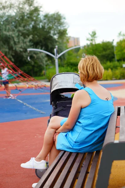 Femme Adulte Assise Sur Banc Bois Côté Buggy Dans Une — Photo